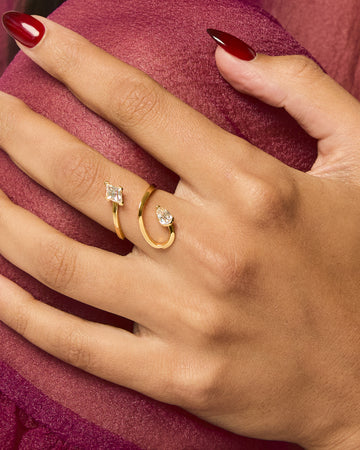 LÚDERE - Life won't wait ring in gold with white topaz gemstones