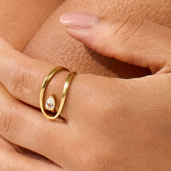 Plot Twist Ring - LÚDERE