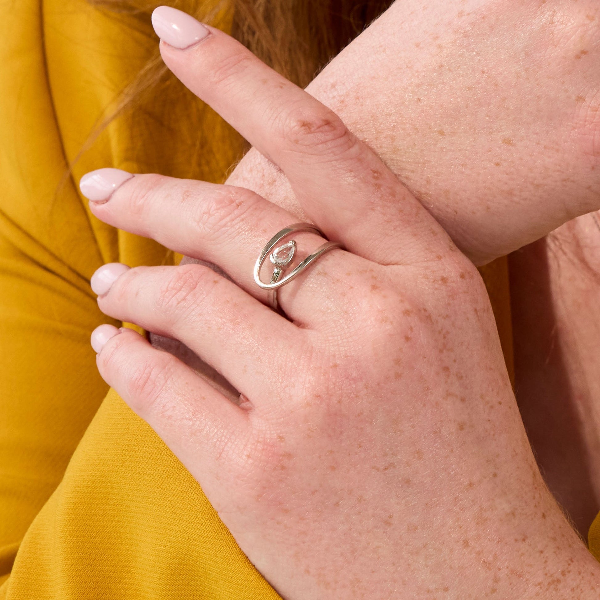 Plot Twist Ring - LÚDERE